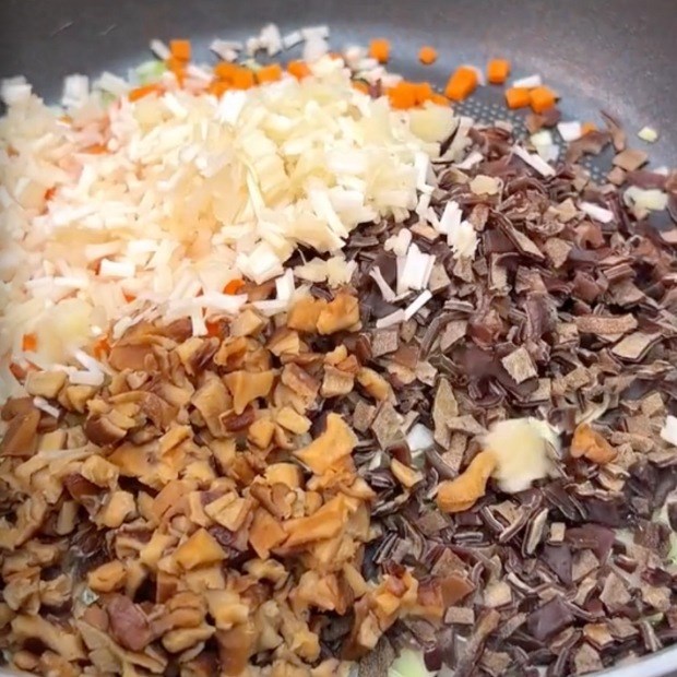 Bước 2 Xào nhân Hoành thánh hấp chay xốt cay