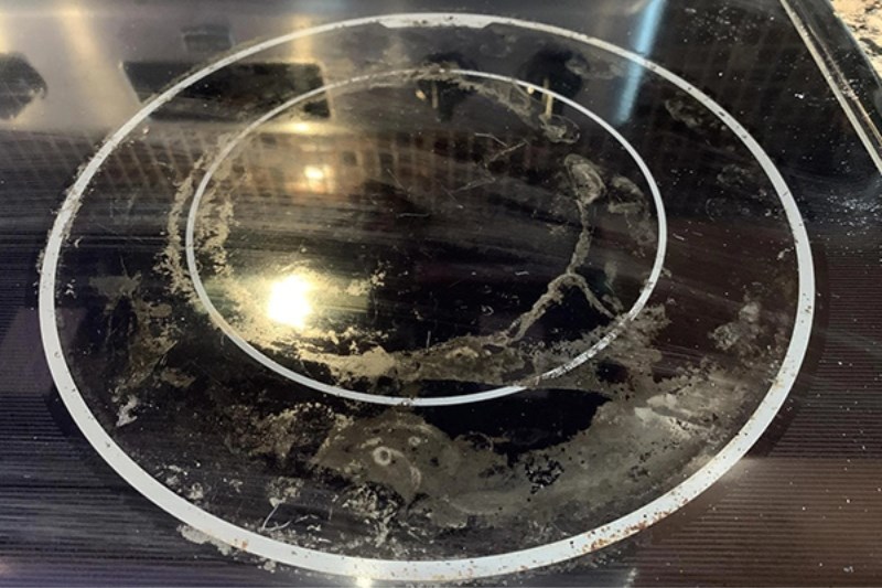 Thức ăn b&aacute;m tr&ecirc;n bếp từ bị ch&aacute;y