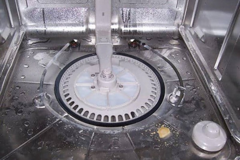 Tại sao m&aacute;y rửa b&aacute;t bị đọng nước?