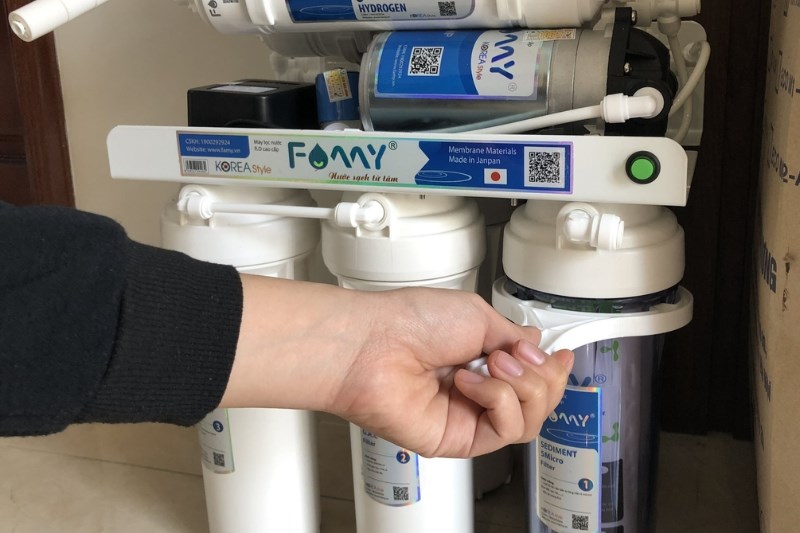 M&aacute;y lọc nước Karofi bị r&ograve; nước do kh&ocirc;ng vặn chặt cốc lọc