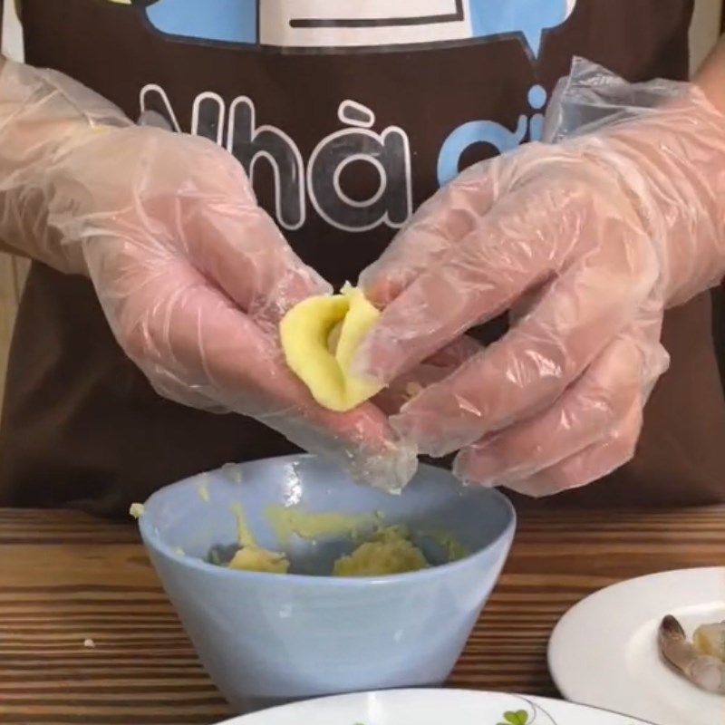 Bước 3 Bọc tôm Tôm bọc khoai tây chiên xù (Công thức được chia sẻ từ Tiktok Vào bếp cùng Điện máy XANH)