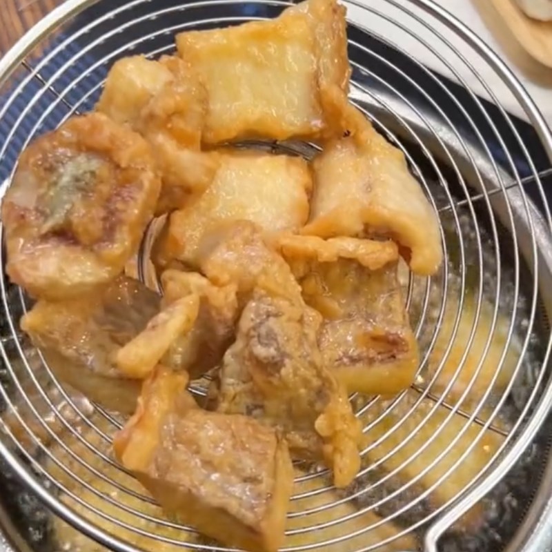 Bước 2 Chiên cá Cá diêu hồng sốt cam (Công thức được chia sẻ từ Tiktok vào bếp cùng Điện máy XANH)