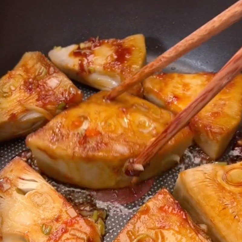Bước 4 Chiên sơ mít Mít kho nước dừa