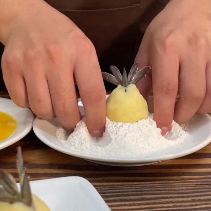 Bước 4 Chiên tôm bọc khoai tây Tôm bọc khoai tây chiên xù (Công thức được chia sẻ từ Tiktok Vào bếp cùng Điện máy XANH)