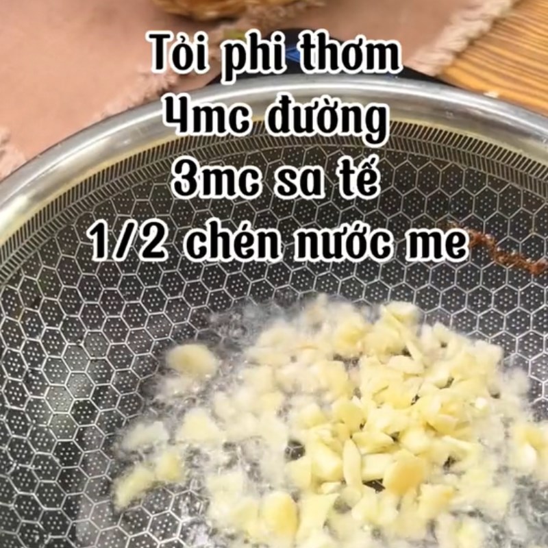 Bước 3 Làm sốt Chân gà sốt me (Công thức được chia sẻ tự Tiktok vào bếp cùng Vườn Xanh Phố)