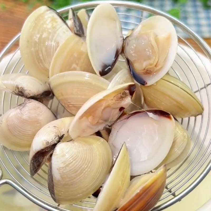 Bước 2 Luộc nghêu Bún nghêu chua cay (Công thức được chia sẻ từ Tiktok Vào bếp cùng Điện máy XANH)