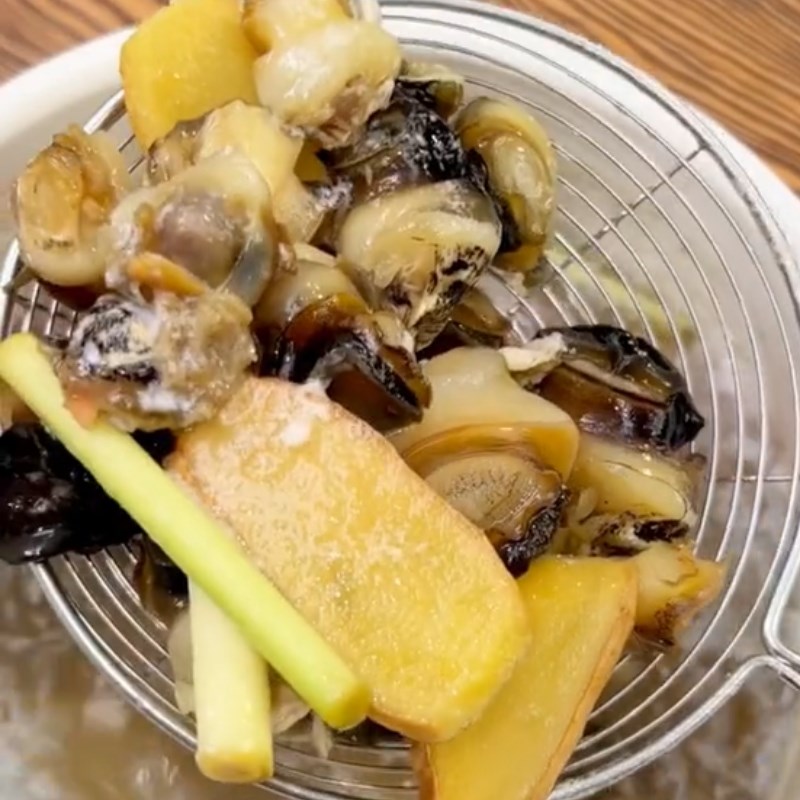 Bước 2 Luộc ốc Ốc bươu sốt thái (Công thức được chia sẻ từ Tiktok Vào bếp cùng Điện máy XANH)