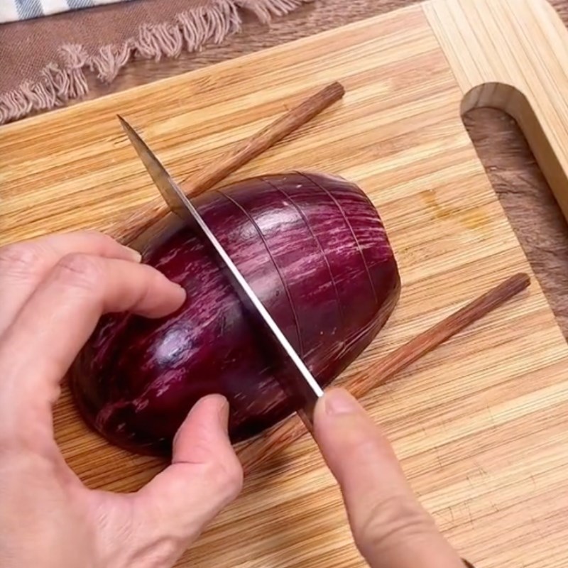 Bước 1 Sơ chế nguyên liệu Cà tím chiên sốt mặn ngọt