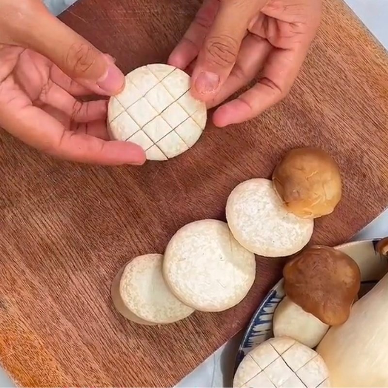 Bước 1 Sơ chế nguyên liệu Nấm đùi gà sốt mè