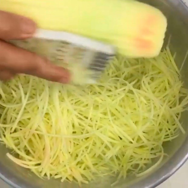 Bước 1 Sơ chế nguyên liệu Gỏi đu đủ Thái chay (Công thức được chia sẻ bởi Tiktok Bếp chay XANH)