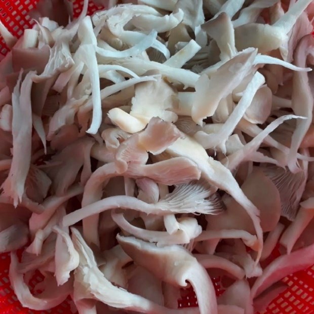 Bước 1 Sơ chế nguyên liệu Bún xào nghệ chay (Công thức được chia sẻ bởi Tiktok Bếp chay XANH)