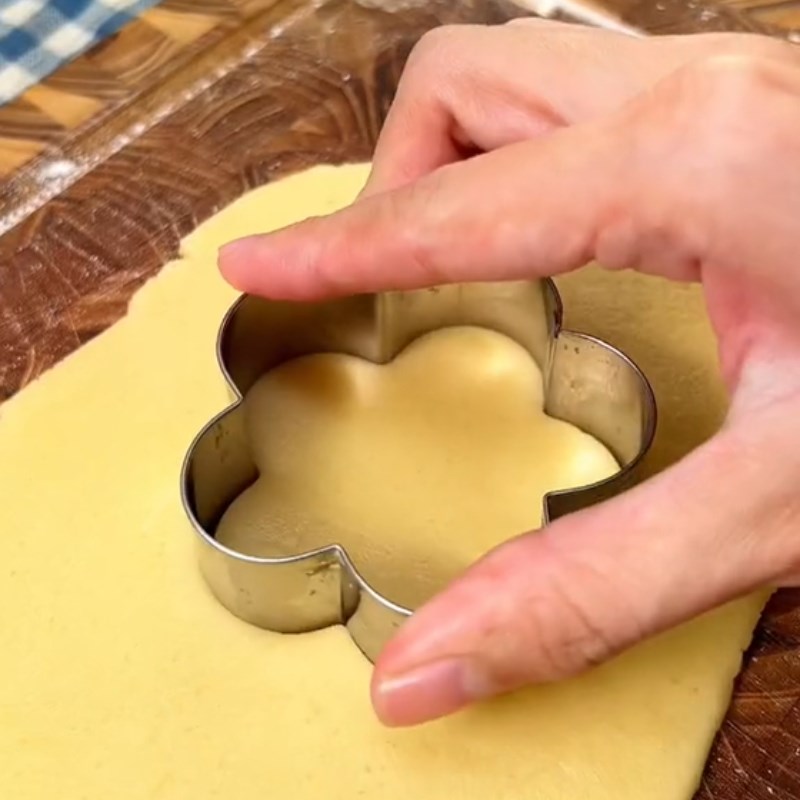 Bước 2 Tạo hình bánh Bánh quy mứt dâu (Công thức được chia sẻ từ Tiktok Vào bếp cùng Điện máy XANH)