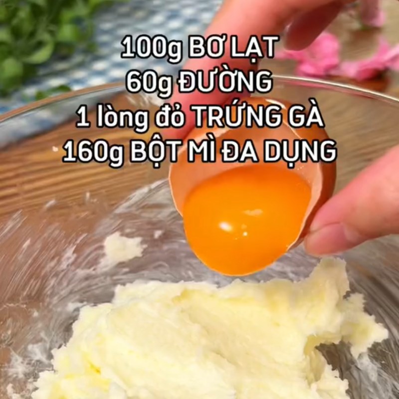 Bước 1 Trộn bột Bánh quy mứt dâu (Công thức được chia sẻ từ Tiktok Vào bếp cùng Điện máy XANH)