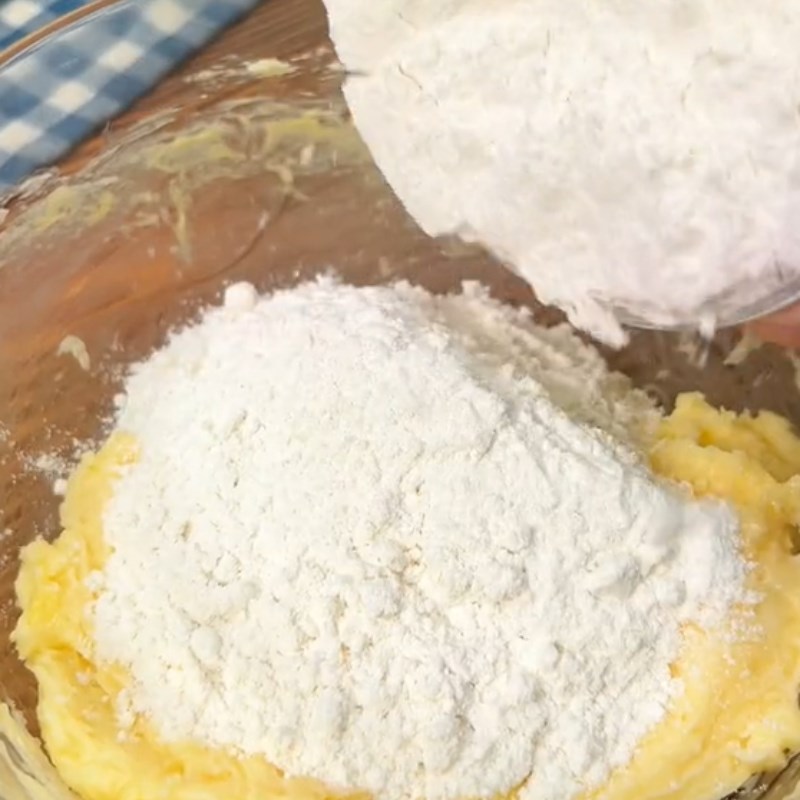 Bước 1 Trộn bột Bánh quy mứt dâu (Công thức được chia sẻ từ Tiktok Vào bếp cùng Điện máy XANH)