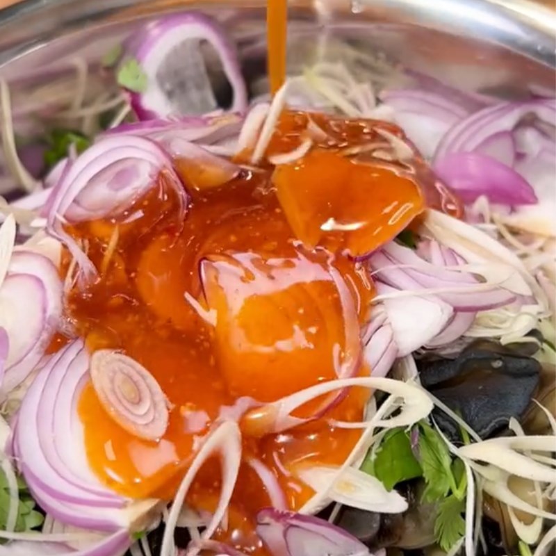 Bước 4 Trộn ốc bươu Ốc bươu sốt thái (Công thức được chia sẻ từ Tiktok Vào bếp cùng Điện máy XANH)