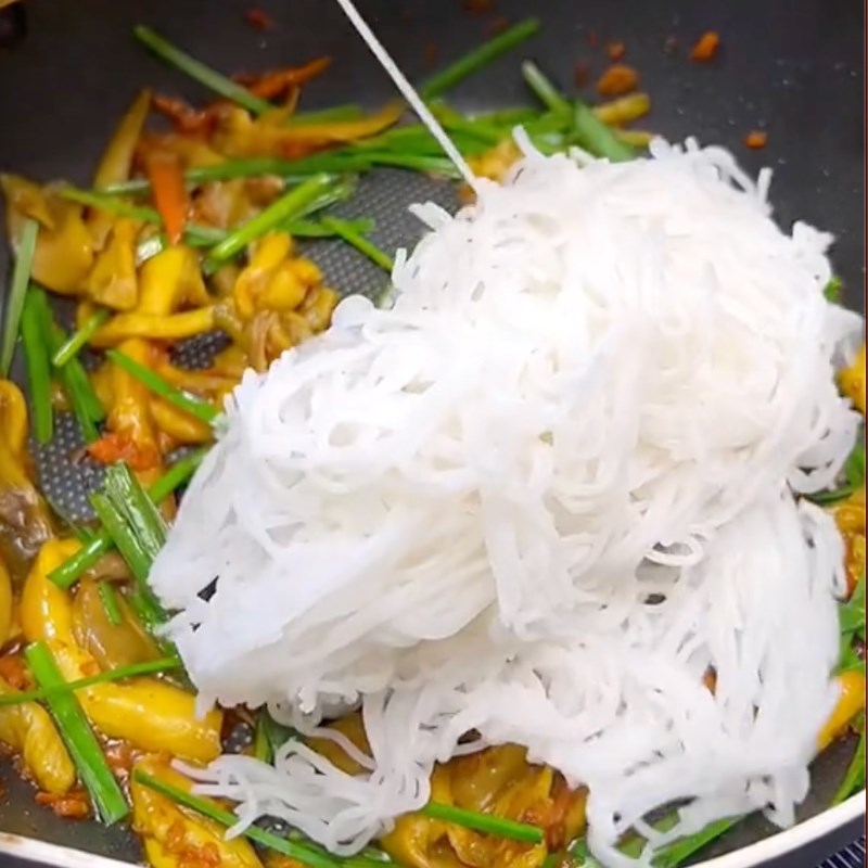 Bước 3 Xào bún Bún xào nghệ chay (Công thức được chia sẻ bởi Tiktok Bếp chay XANH)