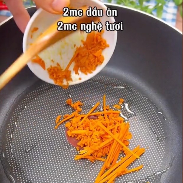 Bước 2 Xào nấm Bún xào nghệ chay (Công thức được chia sẻ bởi Tiktok Bếp chay XANH)