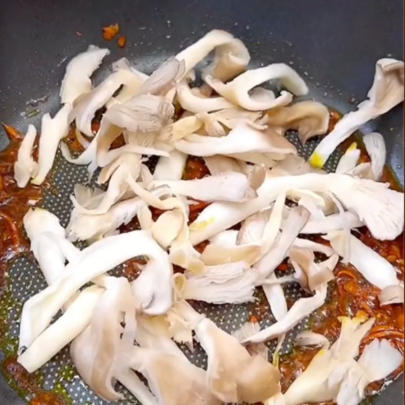 Bước 2 Xào nấm Bún xào nghệ chay (Công thức được chia sẻ bởi Tiktok Bếp chay XANH)