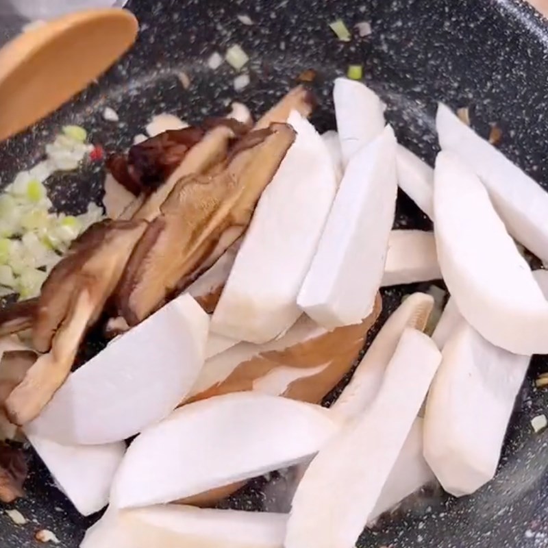 Bước 3 Xào nấm Gỏi hoa chuối trộn nấm đùi gà