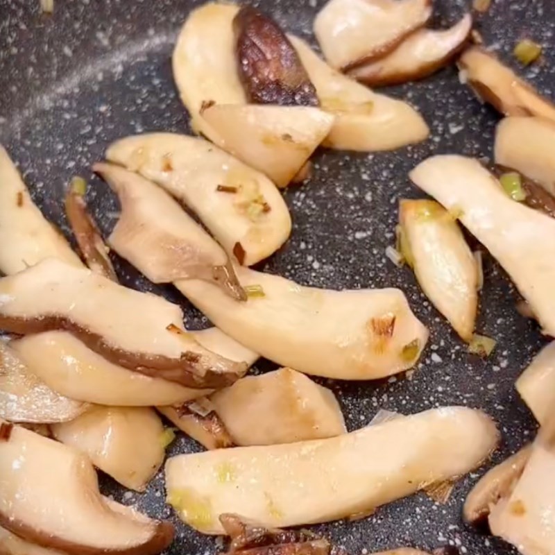 Bước 3 Xào nấm Gỏi hoa chuối trộn nấm đùi gà
