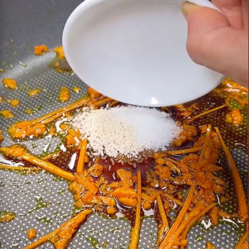 Bước 2 Xào nấm Bún xào nghệ chay (Công thức được chia sẻ bởi Tiktok Bếp chay XANH)