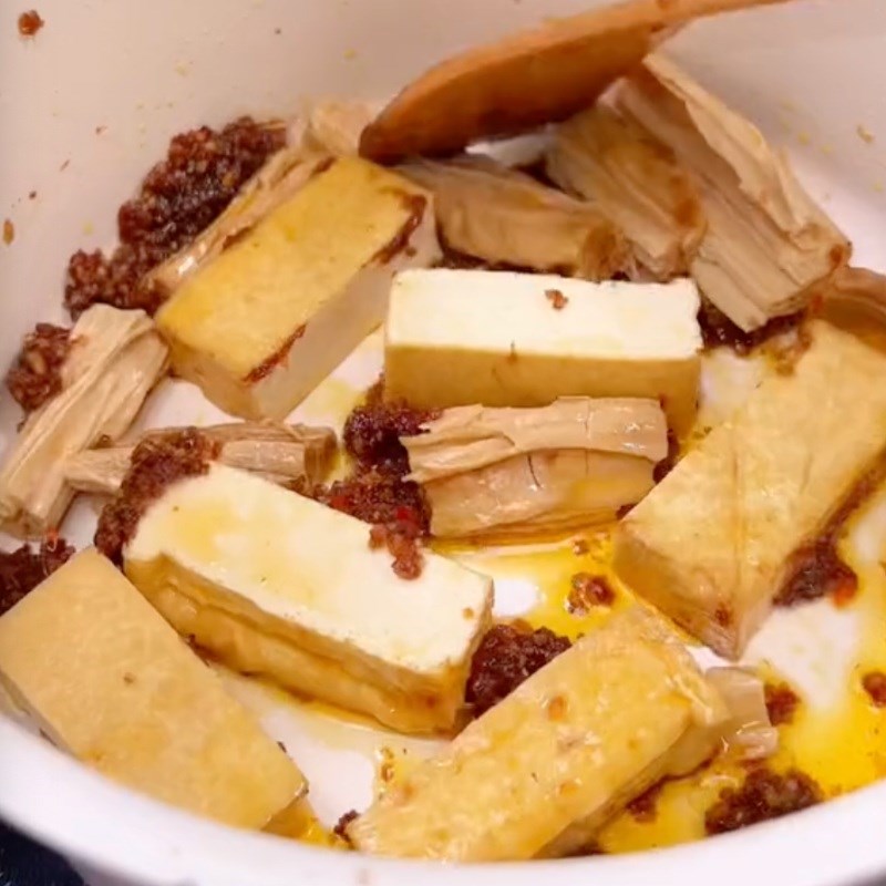 Bước 3 Xào nguyên liệu Bún gỏi già chay (Công thức được chia sẻ bởi Tiktok Bếp chay XANH)