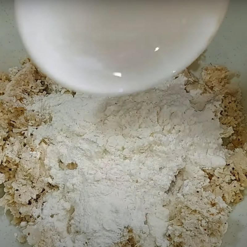 Bước 2 Nhồi hỗn hợp với bột Cá lóc chay bằng hem chay (ham chay)