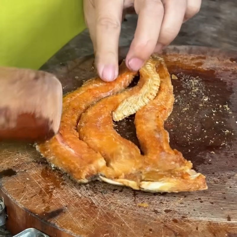 Bước 3 Sơ chế khô cá lóc Gỏi đọt choại khô cá lóc tôm
