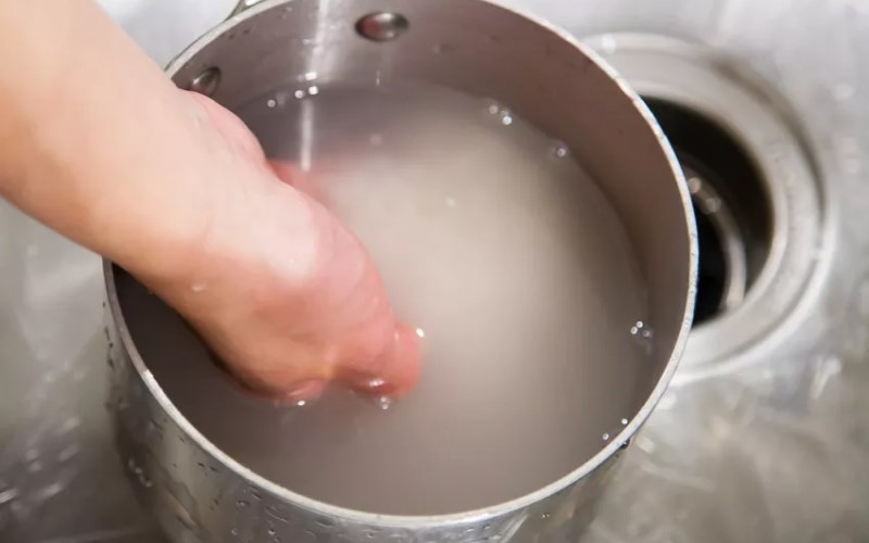 C&aacute;ch nấu cơm bằng bếp gas bước 1