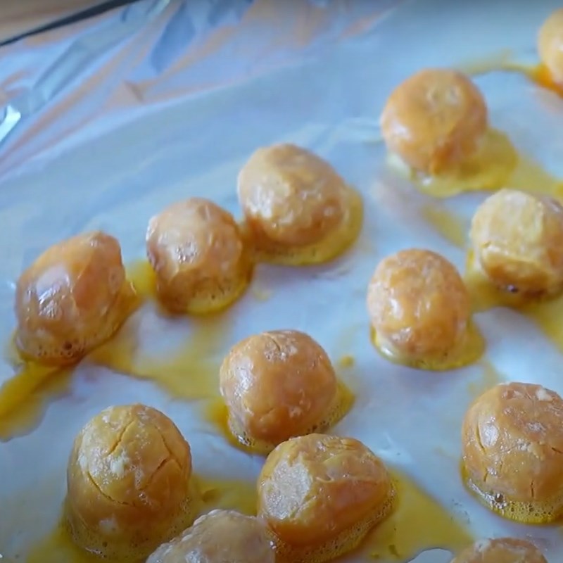 Bước 1 Làm nhân trứng muối Bánh trung thu mochi khoai môn trứng muối