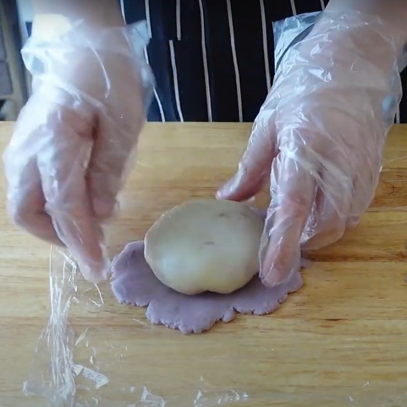Bước 5 Tạo hình viên nhân khổng lồ Bánh trung thu mochi khoai môn trứng muối