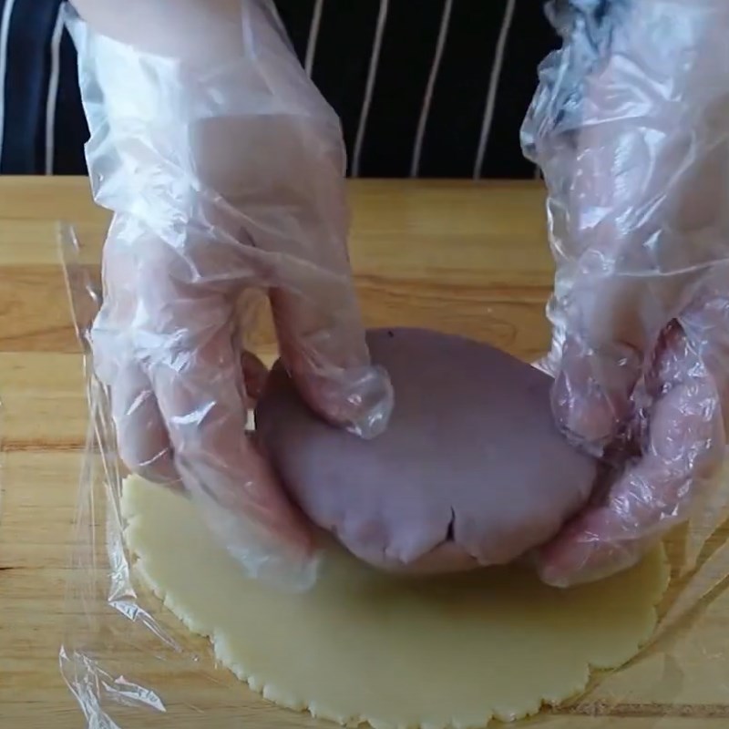 Bước 6 Tạo hình bánh trung thu Bánh trung thu mochi khoai môn trứng muối