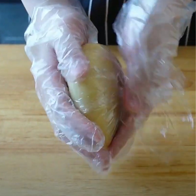 Bước 6 Tạo hình bánh trung thu Bánh trung thu mochi khoai môn trứng muối