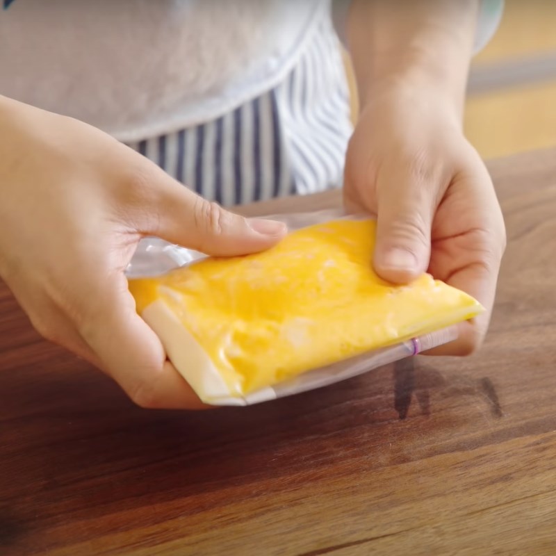 Bước 4 Bọc nhân bánh Bánh trung thu lava nhân trứng chảy