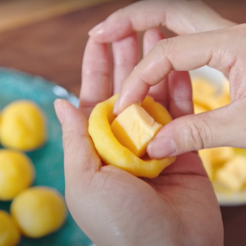 Bước 4 Bọc nhân bánh Bánh trung thu lava nhân trứng chảy