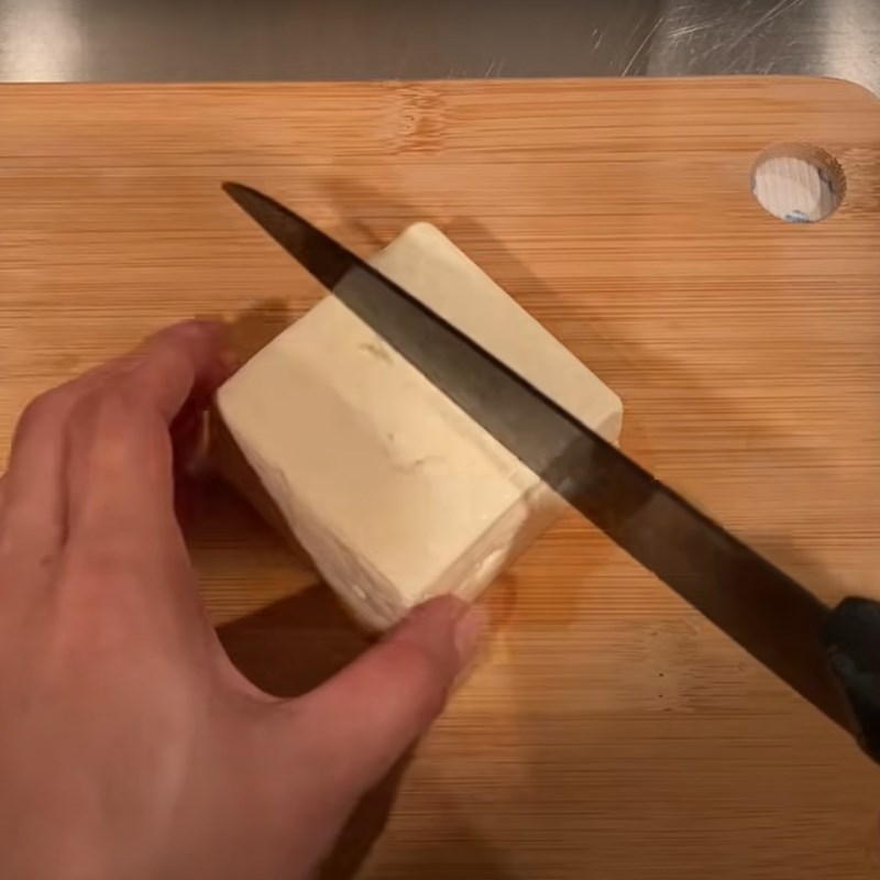 Bước 1 Cắt nhỏ đậu hũ Súp miso đậu hũ rong biển