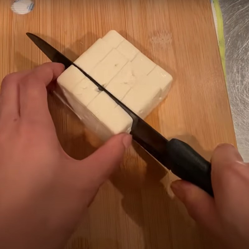 Bước 1 Cắt nhỏ đậu hũ Súp miso đậu hũ rong biển