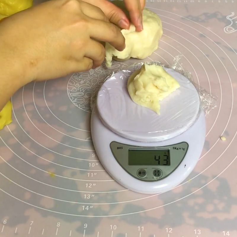 Bước 11 Chia bột vỏ và bột ruột của bánh Bánh pía trứng muối