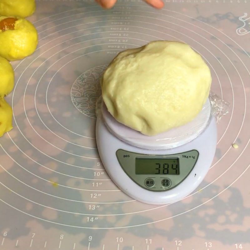 Bước 11 Chia bột vỏ và bột ruột của bánh Bánh pía trứng muối