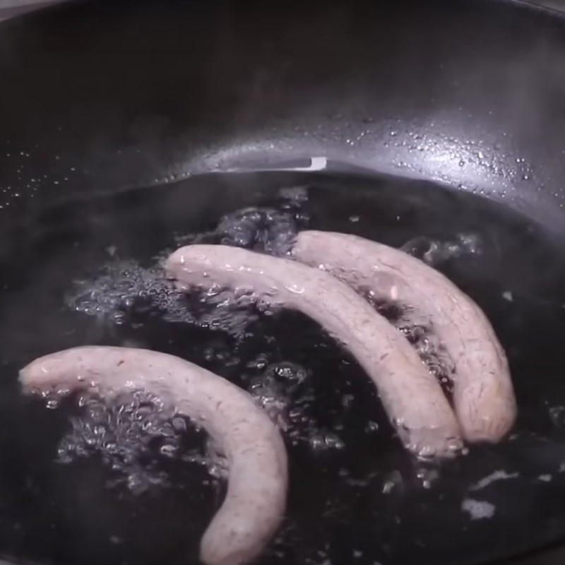 Bước 2 Chiên trứng và lạp xưởng Bò bía mặn