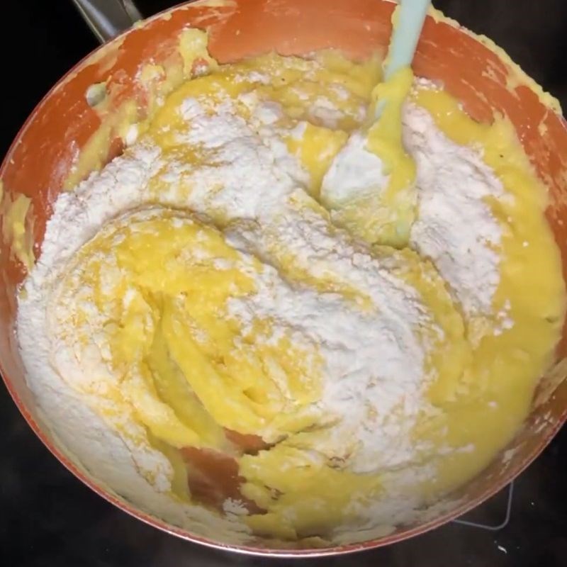 Bước 5 Cho bột bánh dẻo vào đậu xanh Bánh pía trứng muối