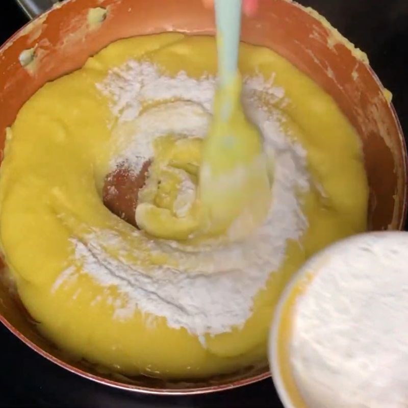 Bước 5 Cho bột bánh dẻo vào đậu xanh Bánh pía trứng muối