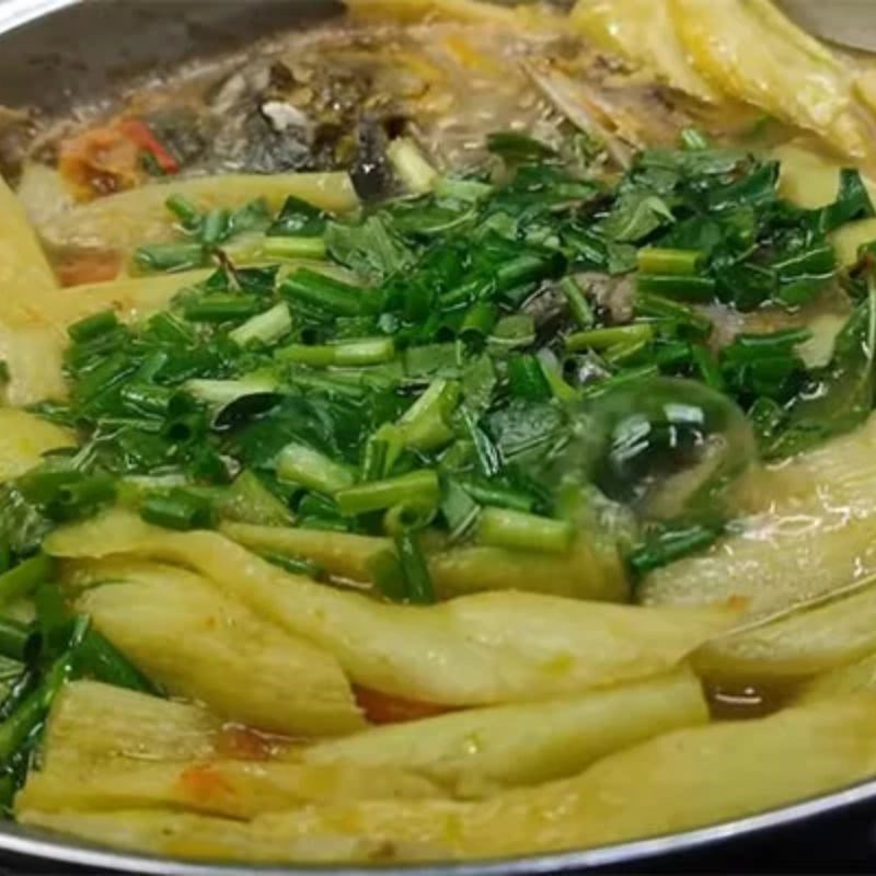 Bước 3 Cho lá giang vào nồi canh Canh chua cay cá hố tươi