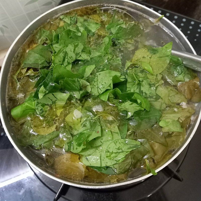 Bước 3 Cho lá giang vào nồi canh Canh chua cay cá hố tươi