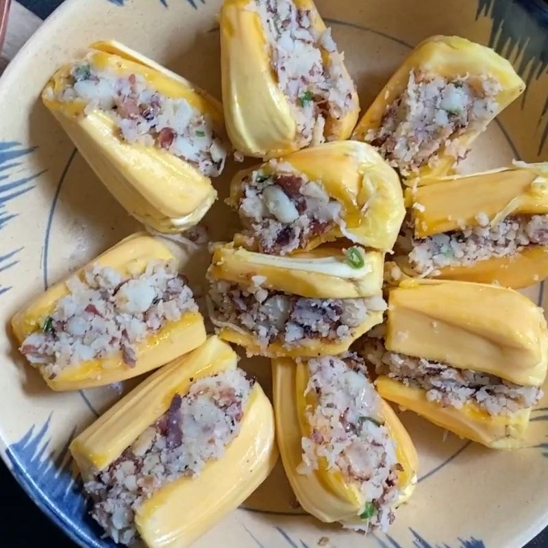 Bước 5 Dồn nhân hạt mít vào múi mít Mít hông