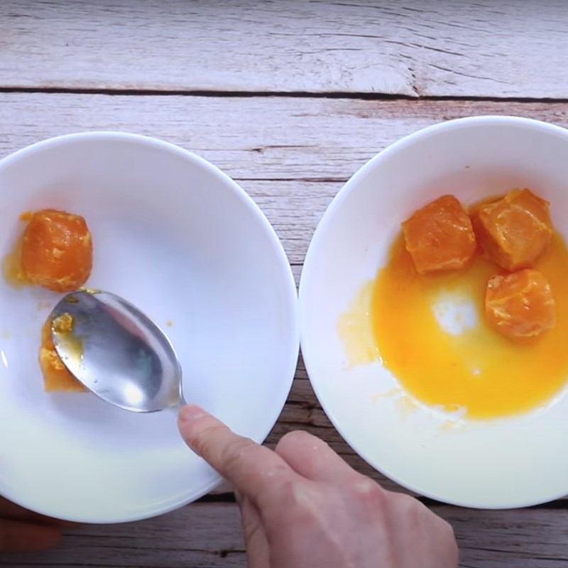 Bước 1 Hấp trứng muối Bánh trung thu dẻo nhân lava sữa trứng phô mai vị dừa