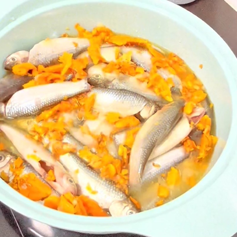 Bước 2 Kho cá Cá linh kho nghệ