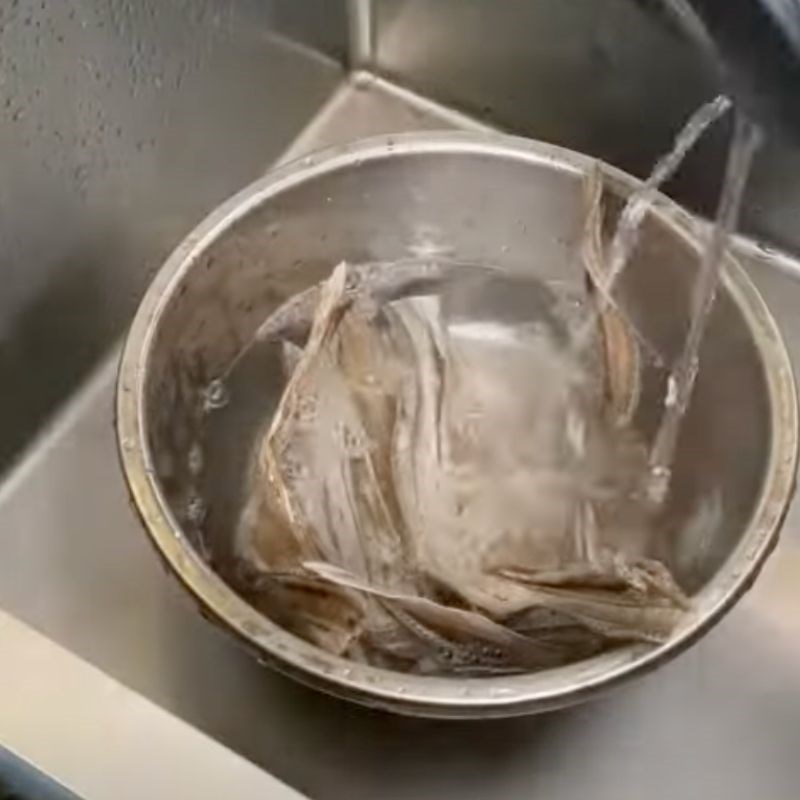 Bước 1 Làm mềm khô cá hố Khô cá hố nấu canh chua
