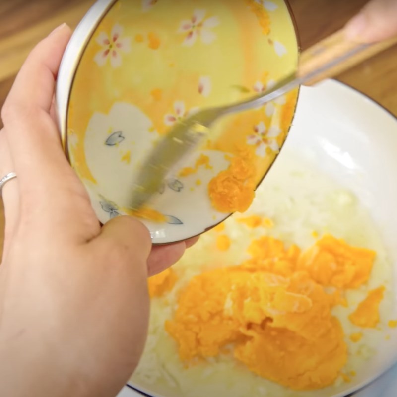 Bước 1 Làm nhân trứng chảy Bánh trung thu lava nhân trứng chảy