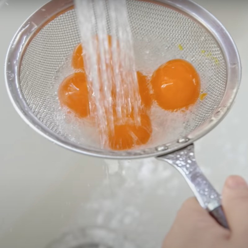 Bước 1 Làm nhân trứng chảy Bánh trung thu lava nhân trứng chảy